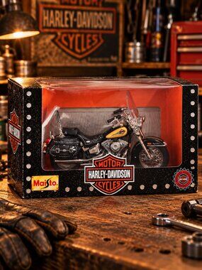 Maisto 1:18 Harley-Davidson Heritage Softail Classic Die-Cast Motorcycle in Box